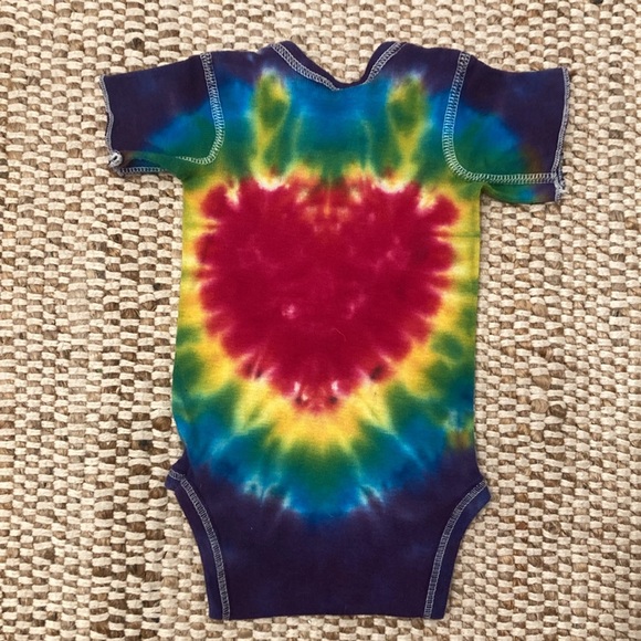 Vintage Tie Dye Onesie Heart Rainbow Size Newborn to 12 lbs Short sleeve Unisex - Picture 2 of 4